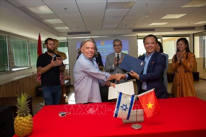 Lễ ký biên bản hợp tác giữa công ty TNHH Vitad và công ty Ginosar Agro. Ảnh: Vũ Hội - PV TTXVN tại Israel