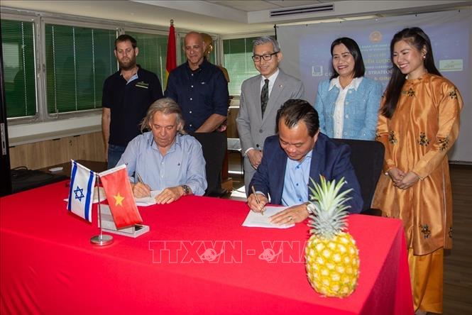 Lễ ký biên bản hợp tác giữa công ty TNHH Vitad và công ty Ginosar Agro. Ảnh: Vũ Hội - PV TTXVN tại Israel