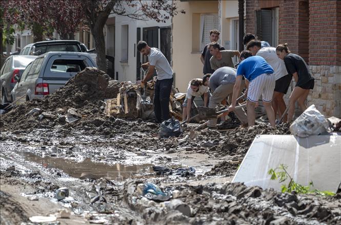 Người dân dọn dẹp đường phố sau lũ lụt tại Bahia Blanca, Argentina, ngày 10/3/2025. Ảnh: THX/TTXVN