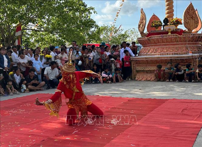 Múa truyền thống của dân tộc Khmer tại lễ hội phước biển. Ảnh: Tuấn Phi-TTXVN 