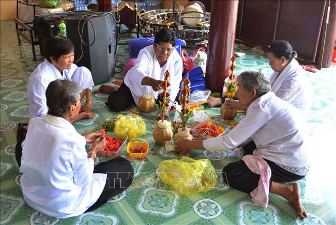 Các cụ cao niên chuẩn bị lễ vật để cúng phước biển. Ảnh: Tuấn Phi - TTXVN 