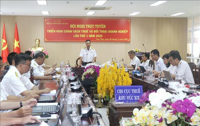 Chi cục Thuế khu vực XIX đối thoại trực tuyến với doanh nghiệp sau khi hợp nhất từ Cục Thuế các tỉnh, thành. Ảnh: Thu Hiền - TTXVN