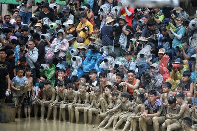 Lễ hội vật cầu nước (còn gọi là vật cầu bùn) của tỉnh Bắc Giang, là lễ hội độc đáo, khác lạ, được đưa vào Danh mục di sản văn hóa phi vật thể quốc gia năm 2022 đã thu hút nhiều nhiếp ảnh gia và du khách thập phương tham dự. Ảnh: Danh Lam -TTXVN