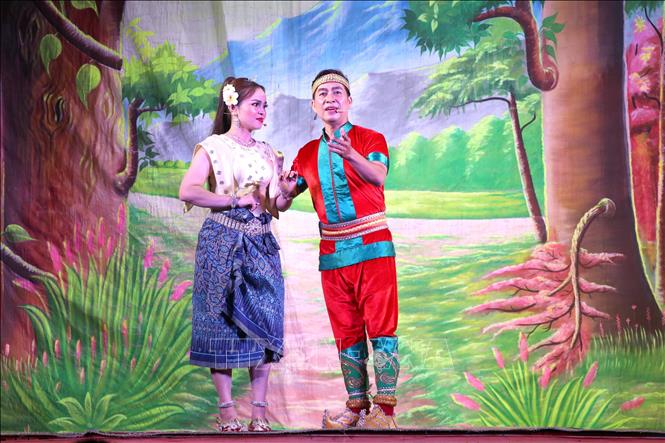 Nghệ sĩ Thạch Ngọc Xuân và Thạch Thị Tuyết trong vở “Chuyện tình chàng Via Sa Na”. Ảnh: Thanh Hòa - TTXVN