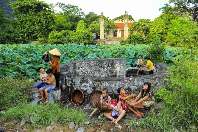 Nhiếp ảnh đã, đang là một trong những công cụ tuyên truyền đắc lực, lan tỏa vẻ đẹp văn hóa, con người Việt Nam đến thế giới. Trong ảnh: Giếng làng ở Cố đô Hoa Lư - nét đẹp văn hóa hồn quê Việt được phóng viên ảnh ghi lại. Ảnh: Minh Đức - TTXVN