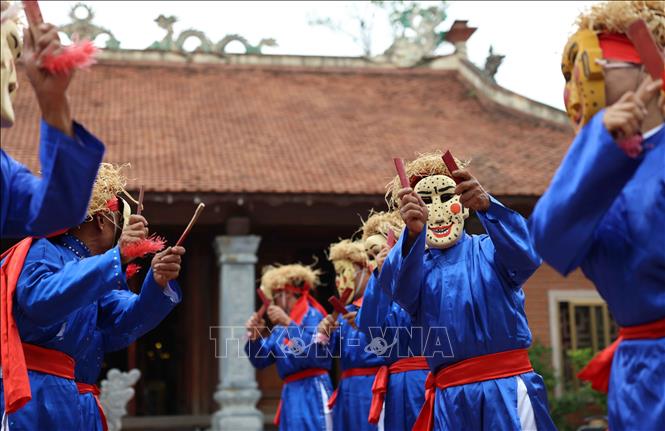 Nhiếp ảnh đã, đang là một trong những công cụ tuyên truyền đắc lực, lan tỏa vẻ đẹp văn hóa, con người Việt Nam đến thế giới. Trong ảnh: Trò diễn Xuân Phả (Thanh Hóa), Di sản văn hóa phi vật thể độc đáo cấp quốc gia. Ảnh: Thanh Tùng - TTXVN