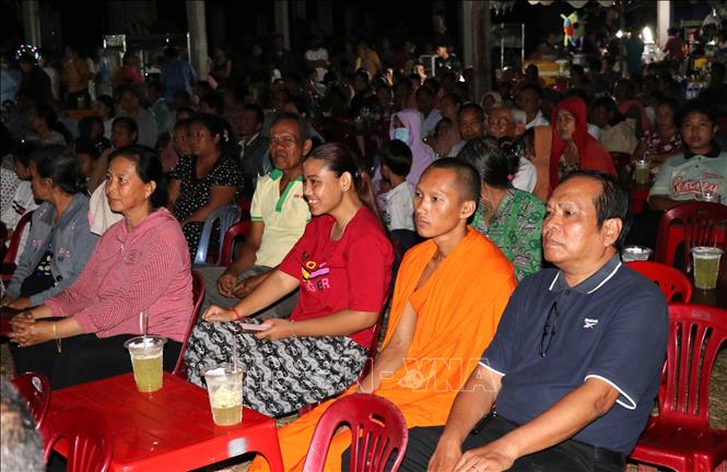 Đông đảo khán giả theo dõi các tiết mục do Đoàn Nghệ thuật Khmer Ánh Bình Minh biểu diễn tại ấp Vàm Ray, xã Hàm Tân, huyện Trà Cú. Ảnh: Thanh Hòa - TTXVN