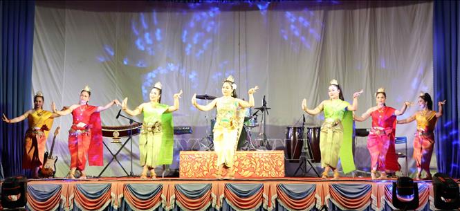 Tiết mục múa “Chuôi chhai” của Đoàn Nghệ thuật Khmer Ánh Bình Minh. Ảnh: Thanh Hòa - TTXVN