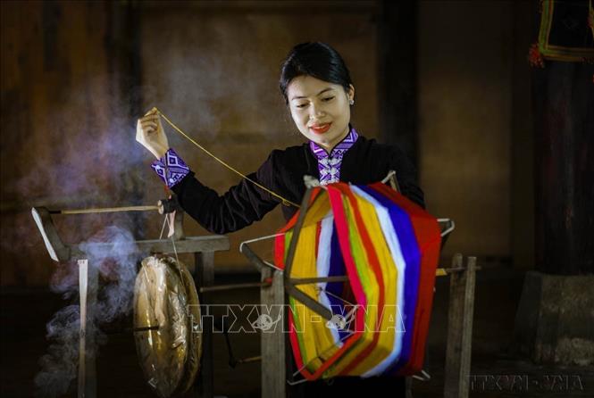 Nhiếp ảnh đã, đang là một trong những công cụ tuyên truyền đắc lực, lan tỏa vẻ đẹp văn hóa, con người Việt Nam đến thế giới. Trong ảnh: Phụ nữ dân tộc Thái ở Điện Biên gìn giữ nghề dệt thổ cẩm trang phục dân tộc.  Ảnh: Xuân Tư – TTXVN