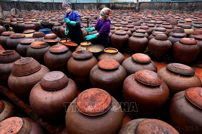 Nhiếp ảnh đã, đang là một trong những công cụ tuyên truyền đắc lực, lan tỏa vẻ đẹp văn hóa, con người Việt Nam đến thế giới. Trong ảnh: Người dân thôn Bần, xã Yên Nhân, huyện Mỹ Hào (Hưng Yên) giữ gìn, bảo tồn và phát triển nghề làm tương được phóng viên ảnh ghi lại. Ảnh: Tuấn Anh - TTXVN