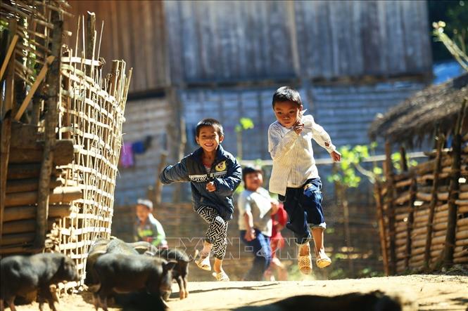 Nhiếp ảnh đã, đang là một trong những công cụ tuyên truyền đắc lực, lan tỏa vẻ đẹp văn hóa, con người Việt Nam đến thế giới. Trong ảnh: Niềm vui của trẻ em vùng cao khi chơi cùng bạn bè. Ảnh: Phan Tuấn Anh - TTXVN