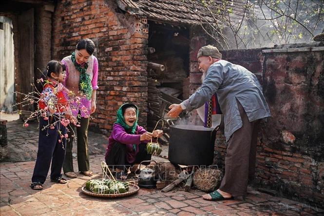 Nhiếp ảnh đã, đang là một trong những công cụ tuyên truyền đắc lực, lan tỏa vẻ đẹp văn hóa, con người Việt Nam đến thế giới. Trong ảnh: Tết cổ truyền – Bản sắc văn hóa người Việt được các phóng viên ảnh ghi lại. Ảnh: Khánh Hòa – TTXVN