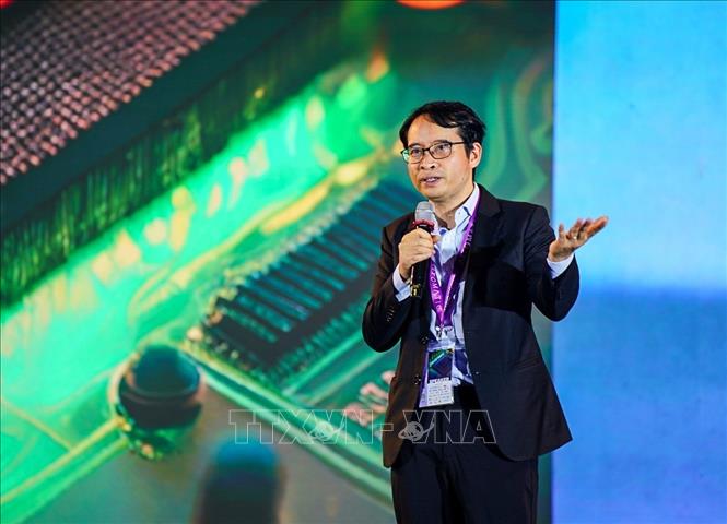 Ông Nguyễn Hải Hưng, Giám đốc VinAI trả lời câu hỏi của các đại biểu tại Hội thảo. Ảnh: Khánh Hoà - TTXVN