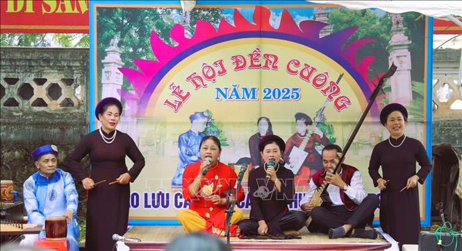 Hoạt động giao lưu văn nghệ, trình diễn ca trù, dân ca ví Giặm tại Lễ hội đền Cuông năm 2025. Ảnh: Xuân Tiến - TTXVN 