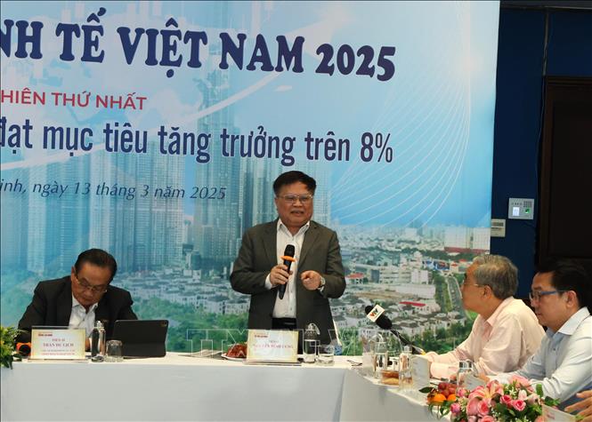 Tiến sĩ Nguyễn Đình Cung, nguyên Viện trưởng Viện Nghiên cứu quản lý kinh tế Trung ương, phát biểu tại Diễn đàn. Ảnh: Hứa Chung-TTXVN