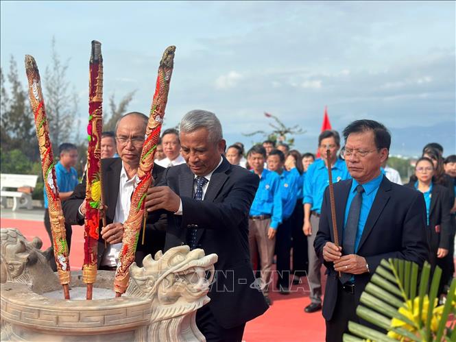 Đại biểu dâng hương tưởng niệm các anh hùng, chiến sĩ Gạc Ma. Ảnh: Phan Sáu - TTXVN