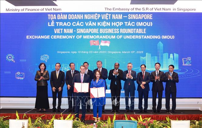 Tổng Bí thư Tô Lâm chứng kiến trao văn kiện hợp tác giữa doanh nghiệp hai nước. Ảnh: Thống Nhất – TTXVN