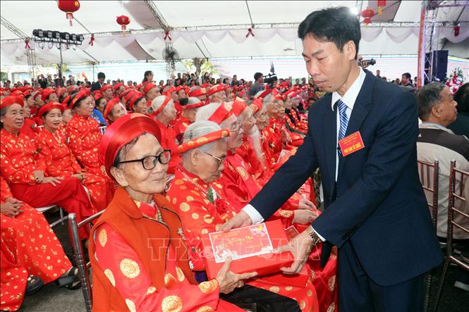 Ban Tổ chức tặng quà, chúc thọ các cụ. Ảnh: Nguyễn Lành - TTXVN