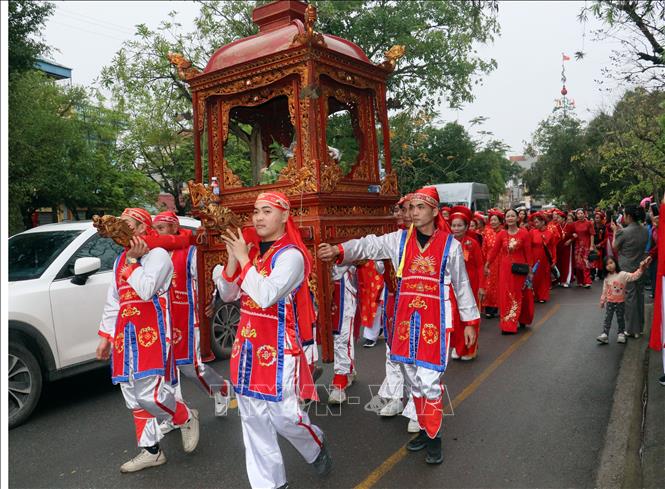 Đoàn rước các cụ làm trương yến lên chùa Keo Hành Thiện hành lễ. Ảnh: Nguyễn Lành - TTXVN