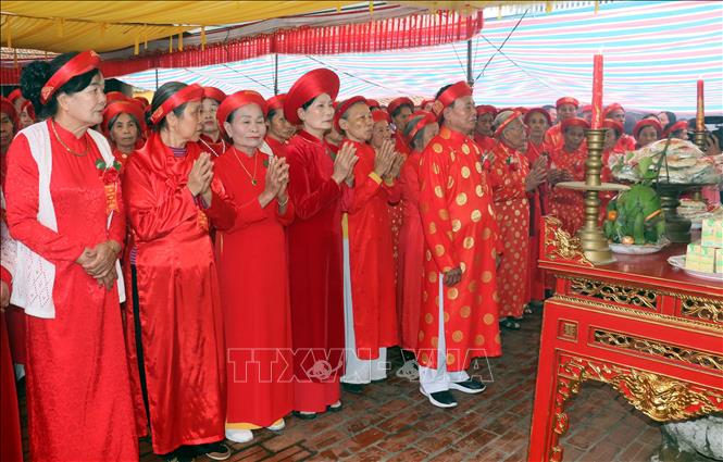 Các cụ làm lễ ở chùa Keo Hành Thiện. Ảnh: Nguyễn Lành - TTXVN
