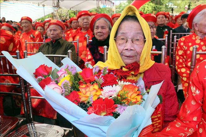 Cụ Nguyễn Thị Hợi, xóm 4, làng Hành Thiện là cụ cao tuổi nhất (103 tuổi) dự lễ trương yến. Ảnh: Nguyễn Lành - TTXVN