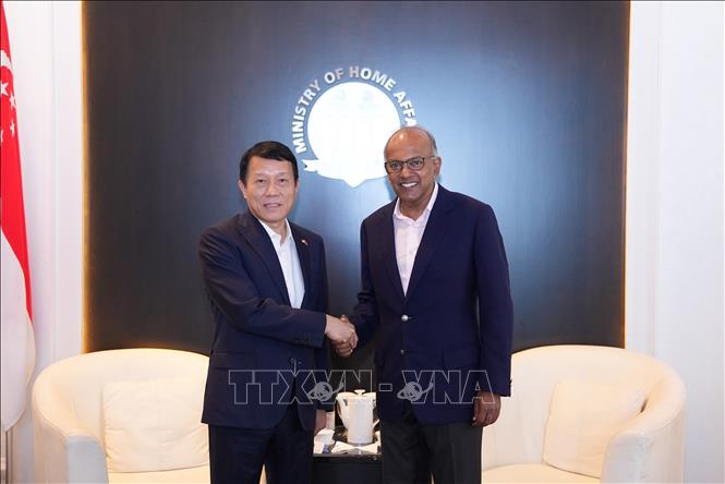 Bộ trưởng Công an Lương Tam Quang và Bộ trưởng Nội vụ Singapore K. Shanmugam. Ảnh: Tất Đạt - PV TTXVN tại Singapore