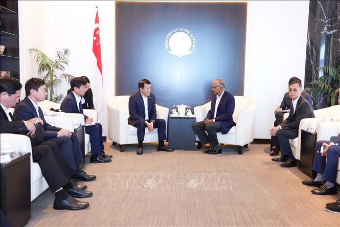 Bộ trưởng Công an Lương Tam Quang và Bộ trưởng Nội vụ Singapore K. Shanmugam hội đàm. Ảnh: Tất Đạt - PV TTXVN tại Singapore