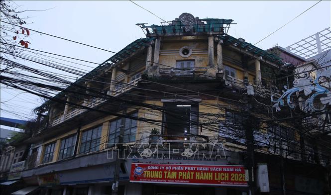Kiến trúc cổ được xây từ thời Pháp trên tuyến phố Hoàng Văn Thụ. Ảnh: Công Luật - TTXVN