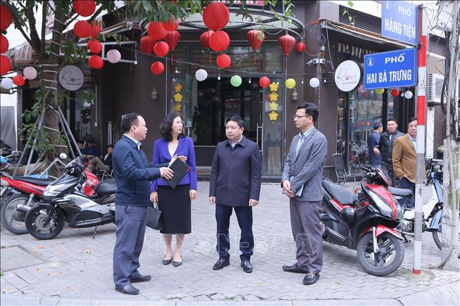 Lãnh đạo thành phố Nam Định khảo sát hiện trạng tên các tuyến phố cổ. Ảnh: Công Luật - TTXVN