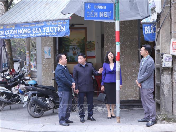 Lãnh đạo thành phố Nam Định đi khảo sát hiện trạng tên các tuyến phố cổ để gắn chú thích. Ảnh: Công Luật - TTXVN