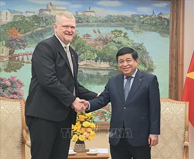 Deputy Prime Minister Nguyen Chi Dung and Lien Andrew Michael, Vice President and General Director of Asian factories at Wanek Furniture Co., Ltd. VNA Photo: Chu Thanh Vân