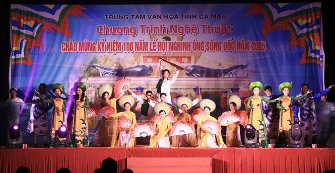 Trình diễn nghệ thuật tại lễ khai mạc Lễ hội Nghinh Ông Sông Đốc. Ảnh: Huỳnh Anh - TTXVN