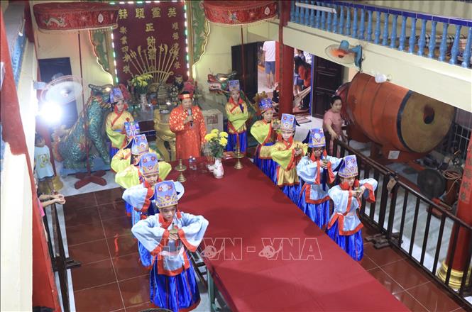Nghi thức cúng tế được gìn giữ, trao truyền qua nhiều thế hệ tại Lăng Ông Sông Đốc. Ảnh: Huỳnh Anh - TTXVN
