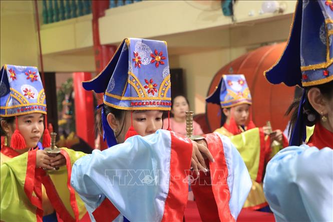 Lễ Nghinh Ông Sông Đốc góp phần giáo dục cho thế hệ trẻ giữ gìn nét văn hoá truyền thống. Ảnh: Huỳnh Anh - TTXVN