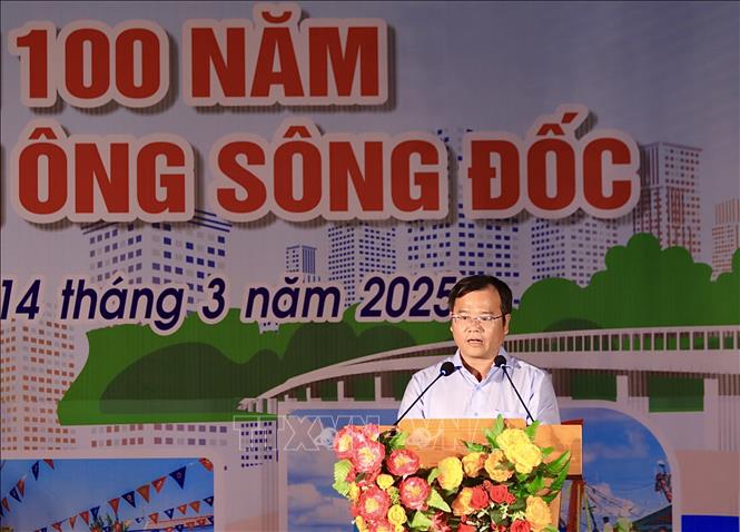 Chủ tịch UBND huyện Trần Văn Thời Nguyễn Thế Châu phát biểu khai mạc Lễ Nghinh Ông Sông Đốc. Ảnh: Huỳnh Anh - TTXVN