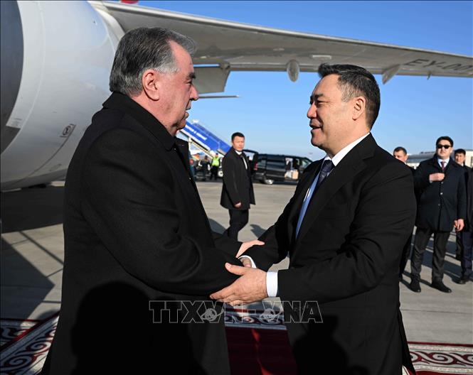 Tổng thống Kyrgyzstan Sadyr Japarov (phải) và Tổng thống Tajikistan Emomali Rahmon tại cuộc gặp ở Bishkek, Kyrgyzstan, ngày 12/3/2025. Ảnh: THX/TTXVN