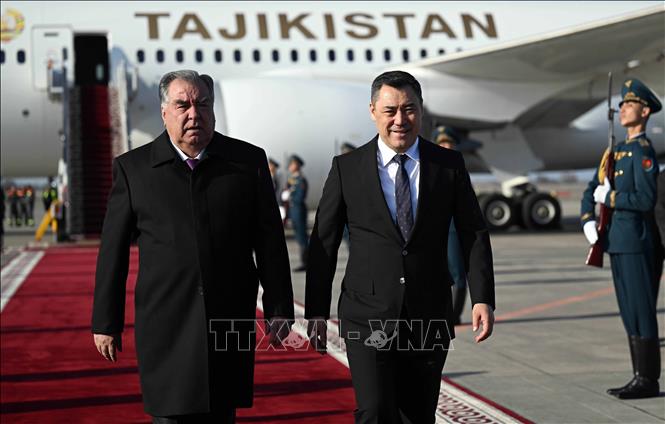 Tổng thống Kyrgyzstan Sadyr Japarov (phải) và Tổng thống Tajikistan Emomali Rahmon tại lễ đón ở Bishkek, Kyrgyzstan, ngày 12/3/2025. Ảnh: THX/TTXVN