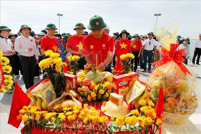 Các thành viên Đoàn công tác số 14 tổ chức Lễ tưởng niệm các chiến sĩ Hải quân đã anh dũng hy sinh tại đảo Gạc Ma (2024). Ảnh: Thanh Vũ - TTXVN