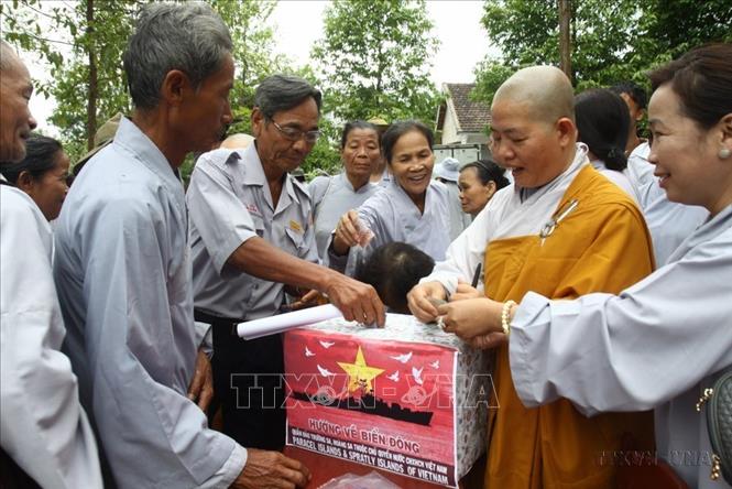 Các phật tử đóng góp ủng hộ Chương trình 