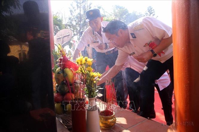 Cựu chiến binh Ban Liên lạc truyền thống bộ đội Trường Sa tại Đà Nẵng dâng hương tưởng niệm, tri ân các liệt sĩ hy sinh tại Gạc Ma (Đà Nẵng, 12/3/2023). Ảnh: Trần Lê Lâm - TTXVN