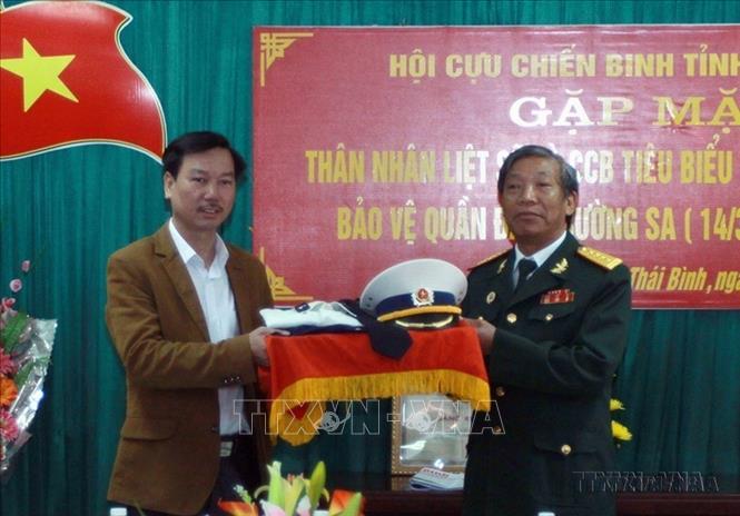 Cựu chiến binh Vũ Huy Lễ, Anh hùng lực lượng vũ trang nhân dân, thuyền trưởng tàu HQ505 trong trận chiến đấu bảo vệ chủ quyền Tổ quốc ở đá Gạc Ma năm 1988, trao lại bộ quân phục của mình cho Bảo tàng tỉnh Thái Bình. Ảnh: Thế Duyệt - TTXVN