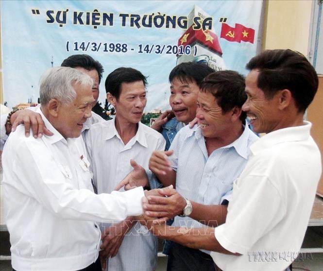 Kỷ niệm 28 năm trận chiến đấu bảo vệ Gạc Ma (14/3/1988 - 14/3/2016), gần 400 cựu chiến binh đã từng tham gia chiến đấu tại Trường Sa gặp mặt đầy cảm xúc tại xã Hòa Đồng, huyện Tây Hoà, tỉnh Phú Yên. Ảnh: Xuân Triệu – TTXVN