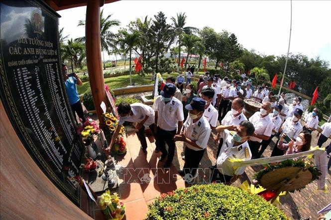 Đồng đội, thân nhân gia đình các liệt sĩ thắp hương tưởng nhớ các CBCS đã hy sinh tại Gạc Ma ngày 14/3/1988, tại buổi lễ tưởng niệm ở Đình làng Nại Nam, phường Hòa Cường Bắc, quận Hải Châu, Đà Nẵng (13/3/2022). Ảnh: Trần Lê Lâm - TTXVN