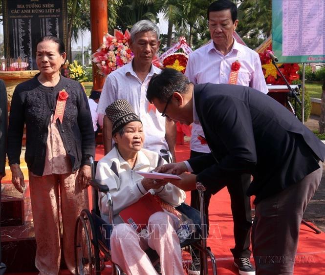 Đại diện Trường Đại học Đông Á thăm hỏi, tặng quà tri ân gia đình các liệt sĩ trong lễ kỷ niệm 35 năm ngày 64 chiến sĩ Hải quân nhân dân Việt Nam hy sinh tại đảo Gạc Ma (2023). Ảnh: Trần Lê Lâm - TTXVN
