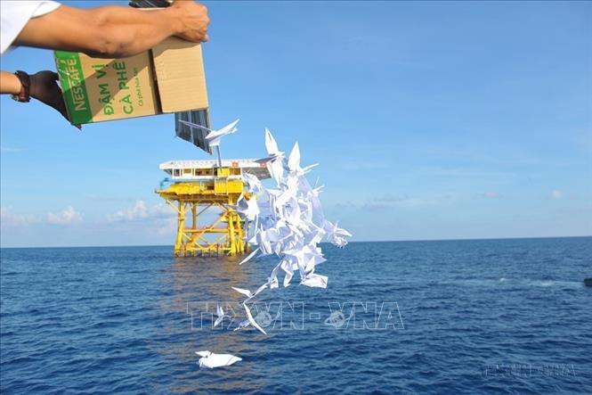 Những con hạc giấy được Đoàn hành trình “Tuổi trẻ đồng hành vì Trường Sa xanh” tự tay gấp rồi thả xuống biển để tưởng niệm các liệt sỹ đã hy sinh trên thềm lục địa phía Nam của Tổ quốc (2016). Ảnh: Phạm Kiên – TTXVN
