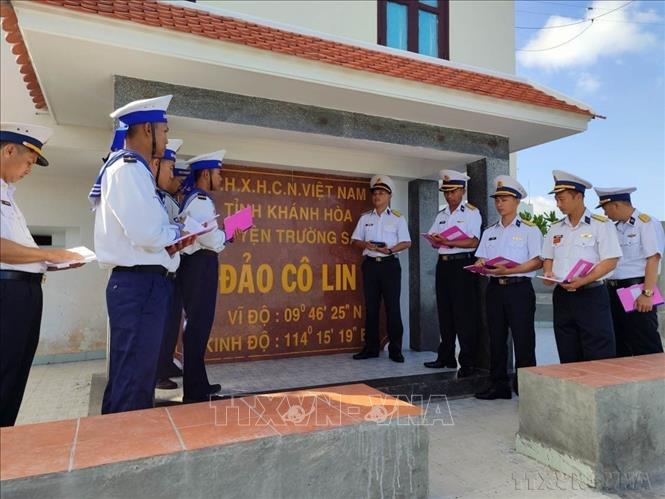 Giáo dục truyền thống cách mạng tại đảo Cô Lin nhân kỷ niệm 36 năm trận chiến bảo vệ đảo Gạc Ma. Ảnh: Phan Sáu - TTXVN
