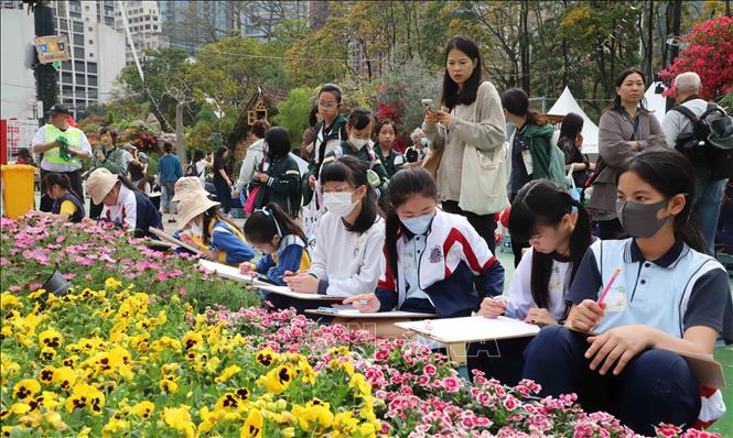 Một lớp học vẽ của các em học sinh tại Triển lãm. Ảnh: Xuân Vịnh-TTXVN tại Hong Kong. 