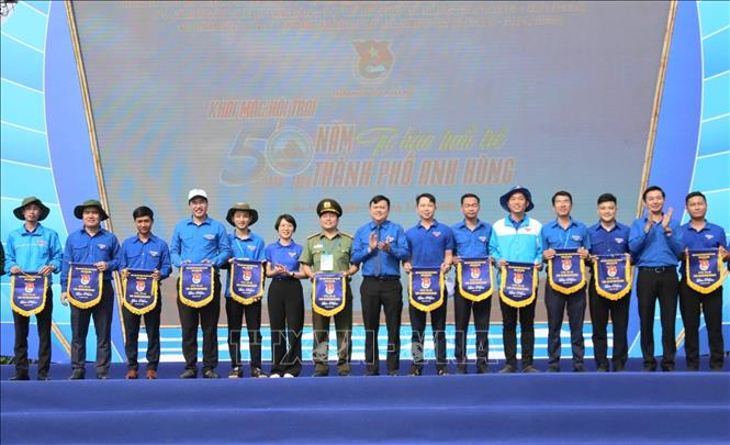 Ban tổ chức trao cờ lưu niệm cho các đơn vị tham gia. Ảnh: Văn Dũng-TTXVN
