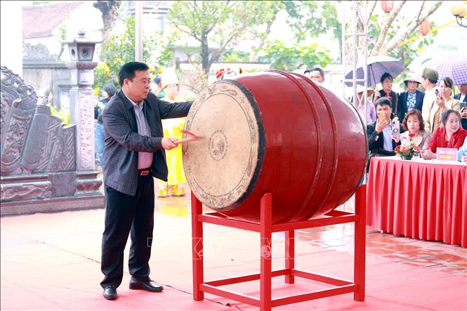 Bí thư Huyện ủy Cẩm Giàng Ngô Quang Giáp đánh trống khai hội. Ảnh: Mạnh Tú - TTXVN