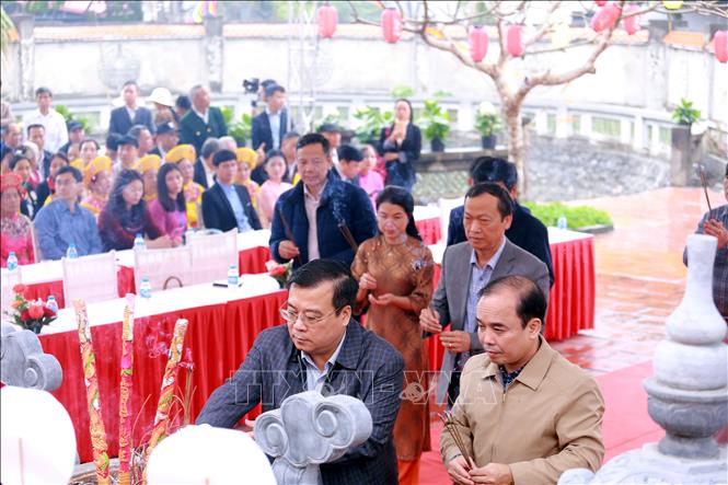 Các đại biểu dâng hương tưởng niệm đại danh y Thiền sư Tuệ Tĩnh. Ảnh: Mạnh Tú - TTXVN